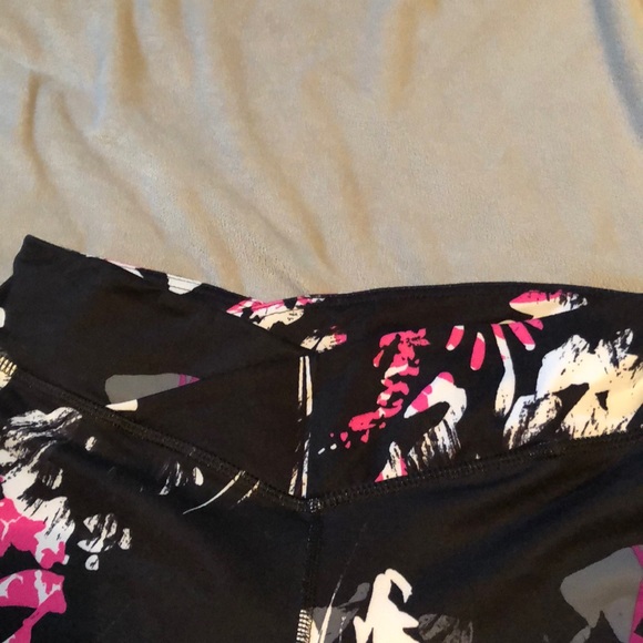 Fabletics Capri Leggings - Picture 3 of 5
